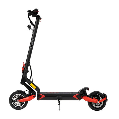 Izdelek je električni skiro, model Eco Speed 9. Na sliki je prikazan skiro v črni in rdeči barvi, z značilnim oblikovanjem in široko platformo za stojišče. Vidni so tudi sprednji in zadnji kolesi, ter ročaj s krmilom, ki vključuje gumb za nadzor hitrosti. Skupna zasnova nakazuje na robustnost in udobje pri vožnji.