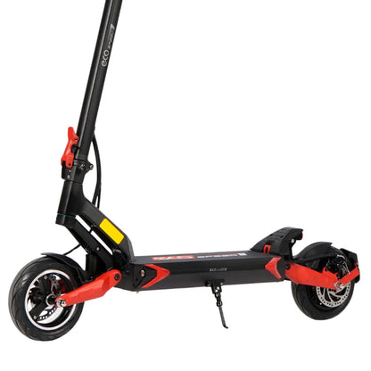 Izdelek na sliki je električni skiro, model Eco Speed 9. Na sliki je prikazan skiro z robustnim črnim okvirjem in rdečimi detajli. Vidne so široke pnevmatike ter zavorni sistem, kar nakazuje na dobro zmogljivost in stabilnost med vožnjo. Skuter ima tudi zložljiv mehanizem, kar olajša prenos in shranjevanje.