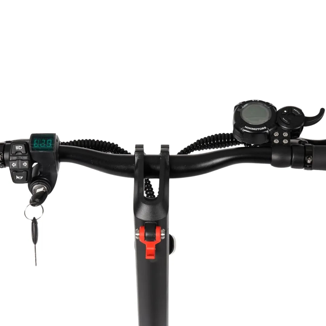 Na sliki je električni skiro model Eco Speed 9. Vidni so krmili s številnimi kontrolami, vključno z zaslonom, ki prikazuje hitrost ali stanje baterije. Na levi strani se nahajajo gumbi za upravljanje, medtem ko je na desni strani dodatni merilnik. Skuter ima tudi ključavnico, kar povečuje varnost. Celotna konstrukcija je črna, kar daje moderni videz.