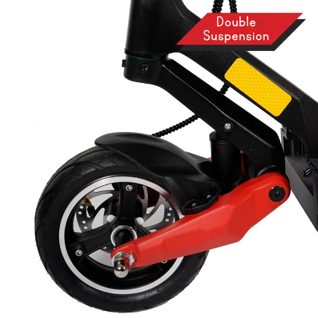 Izdelek na sliki je električni skiro, model Eco Speed 9. Na sliki je prikazan del zadnjega kolesa, ki ima dvojno vzmetenje za boljšo stabilnost in udobje med vožnjo. Vidna je tudi rdeča barva delov, ki se povezujejo z kolesom, ter črna guma s belim obodom.