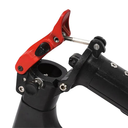 Izdelek je električni skiro, model Eco Speed 9. Na sliki je prikazan del mehanizma, ki vključuje rdeč sprožilec in del okvirja skiroja. Vidna je tudi struktura, ki omogoča zlaganje ali prilagajanje višine, kar nakazuje na funkcionalnost in prenosljivost skiroja. Materiali so videti robustni, kar prispeva k trdnosti izdelka.