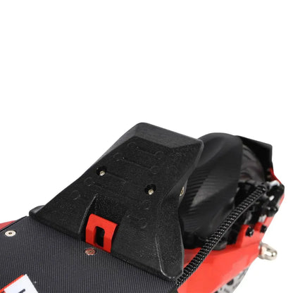 Izdelek je električni skiro, model Eco Speed 9. Na sliki je vidna zadnja ploščica skiroja, ki je izdelana iz črnega materiala, ter del kolesa. Ploščica ima na vrhu teksturo za boljši oprijem, kar omogoča stabilno vožnjo. Vidna je tudi rdeča zaponka, ki lahko služi za pritrditev ali regulacijo.