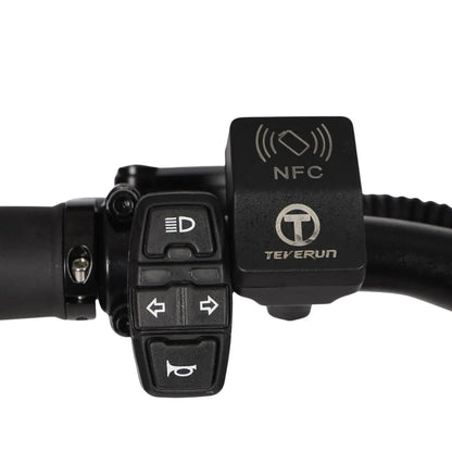 Na sliki je prikazan električni skiro, model Eco Speed 9X, znamke Teverun. Vidni so upravljalni elementi na krmilu, vključno z gumbi za smer, luči in NFC funkcijo. Krmiljenje je zasnovano za enostavno uporabo, kar omogoča udobno vožnjo.