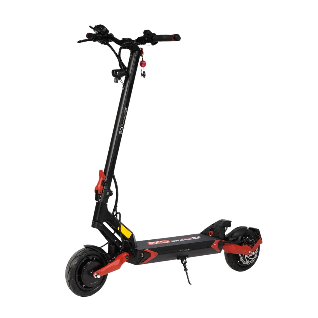 Izdelek je električni skiro, model Eco Speed 9X. Na sliki je vidna konstrukcija skiroja, ki je v črni barvi z rdečimi detajli. Ima široko platformo za stojanje, upravljalne ročice na krmilu ter večje pnevmatike, kar omogoča udobno vožnjo. Vidna je tudi zavorna ročica in drugi kontrolni elementi na krmilu.