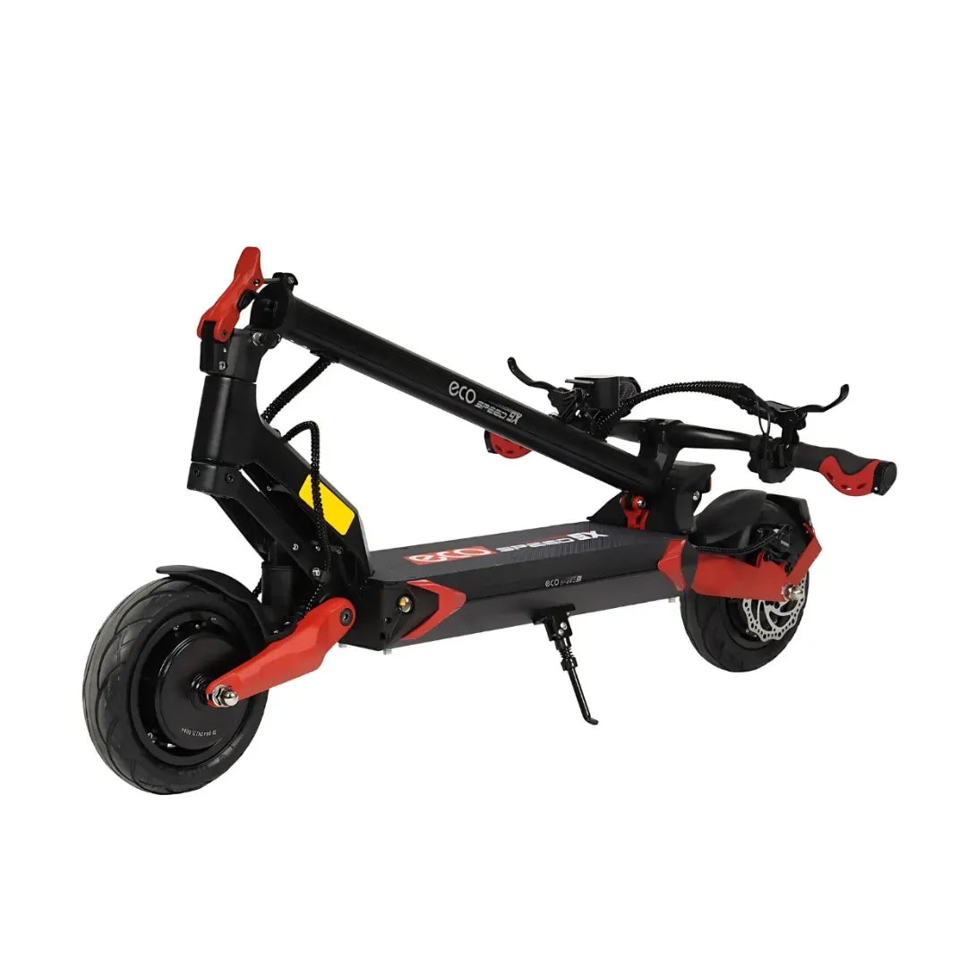 Izdelek je električni skiro, model Eco Speed 9X. Na sliki je prikazan zložen skiro, ki ima črno in rdečo barvno kombinacijo. Vidni so tudi detajli, kot so kolesa, krmilo in zavorni mehanizem. Skupna zasnova nakazuje na kompaktno in prenosljivo obliko, kar je primerno za enostavno shranjevanje in prevoz.