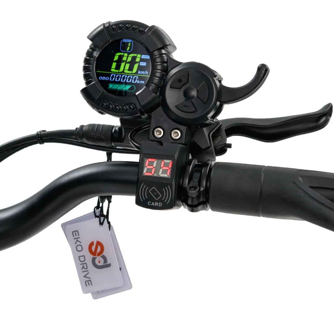 Na sliki je prikazan električni skiro, model Eco Speed 9X. Vidna je krmilna enota s digitalnim zaslonom, ki prikazuje hitrost in prevoženo razdaljo. Na krmilu so tudi gumbi za upravljanje in indikator s številko 54, ki verjetno predstavlja stanje baterije ali drugo funkcijo. Oznaka "EKO DRIVE" je priložena na kartici, kar nakazuje na okolju prijazen pristop izdelka.