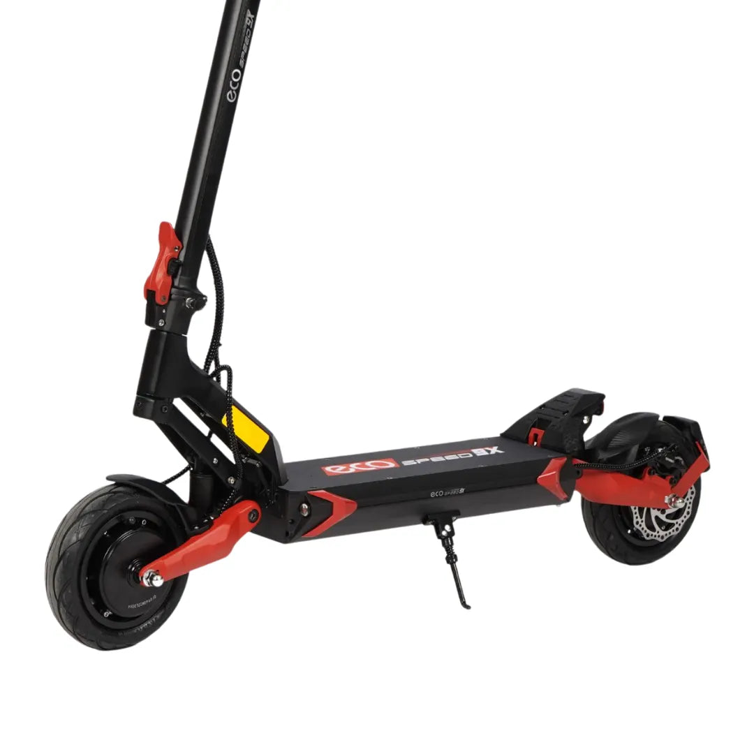 Izdelek na sliki je električni skiro, model Eco Speed 9X. Na sliki je vidna robustna konstrukcija skiroja, ki ima široko platformo za stojišče in velike kolesa, kar omogoča stabilno vožnjo. Rdeči in črni detajli dodajajo športen videz, medtem ko je na krmilu vidna ročica za zavoro. Skupna zasnova nakazuje na funkcionalnost in udobje pri vožnji.