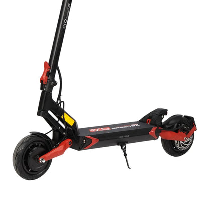 Izdelek na sliki je električni skiro, model Eco Speed 9X. Na sliki je vidna robustna konstrukcija skiroja, ki ima široko platformo za stojišče in velike kolesa, kar omogoča stabilno vožnjo. Rdeči in črni detajli dodajajo športen videz, medtem ko je na krmilu vidna ročica za zavoro. Skupna zasnova nakazuje na funkcionalnost in udobje pri vožnji.