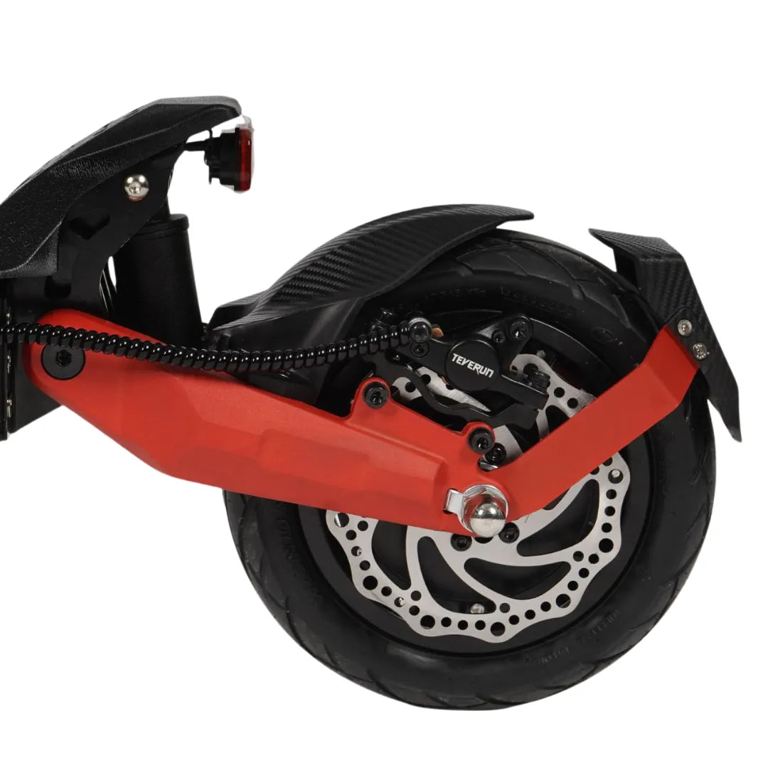 Na sliki je prikazan električni skiro model "Eco Speed 9X". Vidna je zadnja kolesna enota, ki vključuje disk zavore in del okvirja v rdeči barvi. Kolo ima široko pnevmatiko, kar omogoča boljšo stabilnost in udobje pri vožnji. Na skiroju so tudi vidni elementi, kot so zaščitni pokrov in vzmetna enota, kar nakazuje na robustno zasnovo.