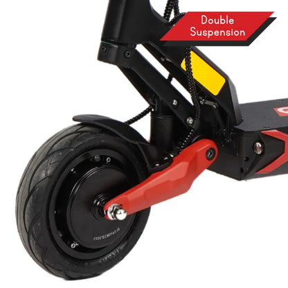 Izdelek na sliki je električni skiro, model Eco Speed 9X. Vidna je zadnja kolesa z dvojno vzmetenjem, kar zagotavlja boljšo stabilnost in udobje med vožnjo. Kolo ima široko gumo za boljši oprijem, medtem ko je okvir skiroja zasnovan za trpežnost in enostavno upravljanje.