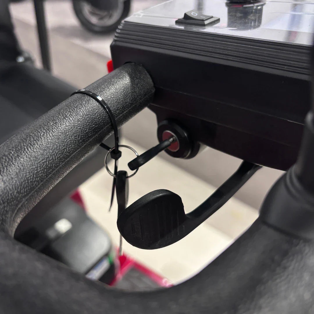 Izdelek je električni mobilni voziček, model Eco Speed Senior. Na sliki je prikazan del krmila, kjer so vidni gumb za vklop in ključek za zagon. Voziček je zasnovan za udobno in varno vožnjo, kar je še posebej pomembno za starejše uporabnike.