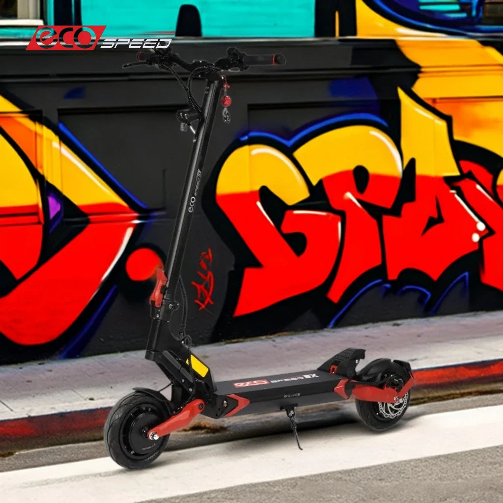 Na sliki je prikazan električni skiro znamke Eco Speed, model 9X. Izdelek ima moderno obliko, črno-rdeče barvne kombinacije in je postavljen ob barvito steno z grafiti. Vidni so tudi krmili in kolesa skiroja, kar nakazuje na njegovo uporabnost in stil vožnje.