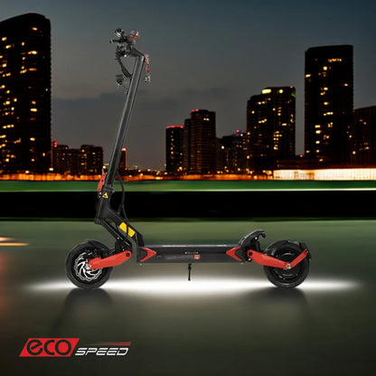 Izdelek je električni skiro, model Eco Speed 9X. Na sliki je prikazan skiro v nočnem okolju, obdan z mestno pokrajino. Ima črno-rdečo barvno kombinacijo, široka kolesa in svetlobne elemente, ki poudarjajo njegovo moderno obliko. Skiro je postavljen na ravni površini, kar nakazuje, da je pripravljen za vožnjo.