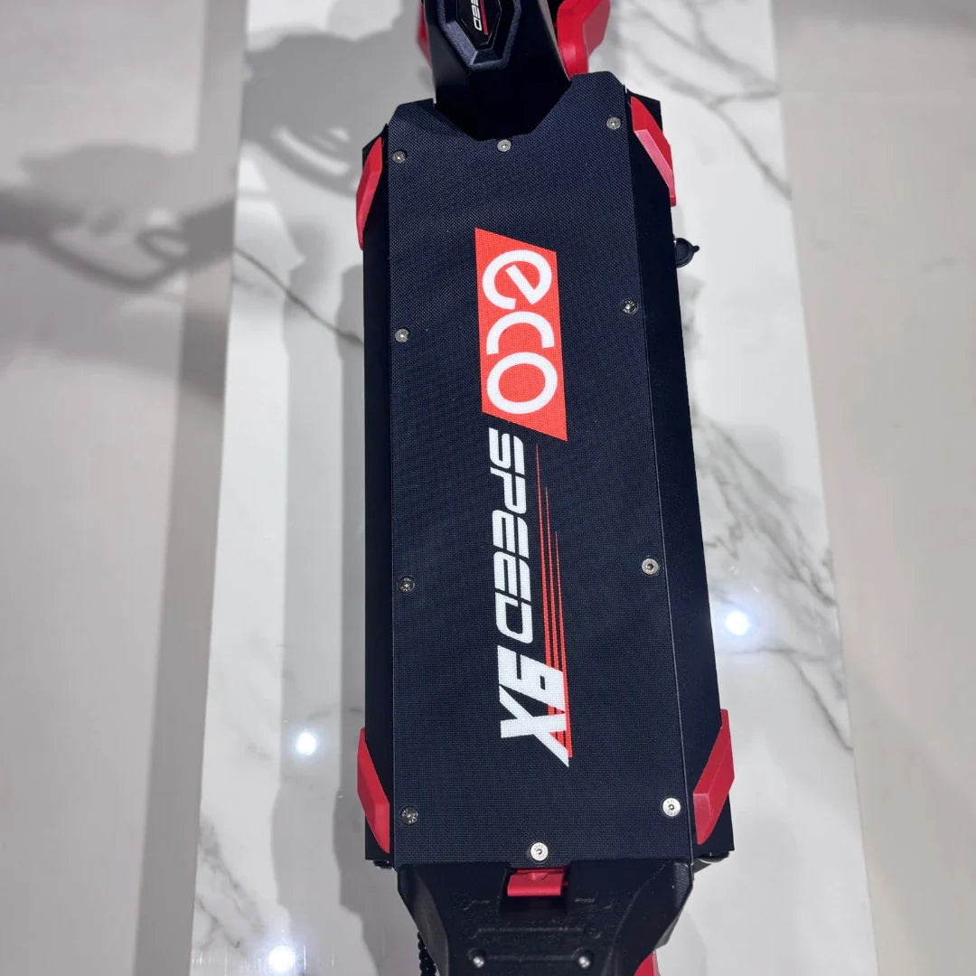 Izdelek je električni skiro, model "Eco Speed 9X". Na sliki je vidna zgornja površina skiroja, ki ima črno-rdečo barvno kombinacijo. Na površini je jasno vidna oznaka znamke "eco" in modela "SPEED 9X". Skuter ima robustno konstrukcijo, kar nakazuje na trajnost in kakovost.