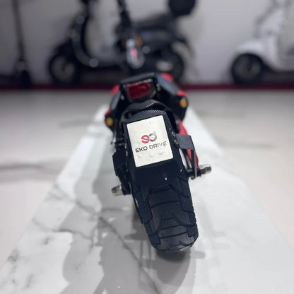 Na sliki je električni skiro model "Eco Speed 9X". Vidna je zadnja stran skiroja, kjer je jasno označena znamka "EKO DRIVE". Izdelek ima široko zadnjo gumo, kar nakazuje na stabilnost in udobje pri vožnji. Skir je postavljen na svetli površini, kar dodatno izpostavi njegov športni videz.