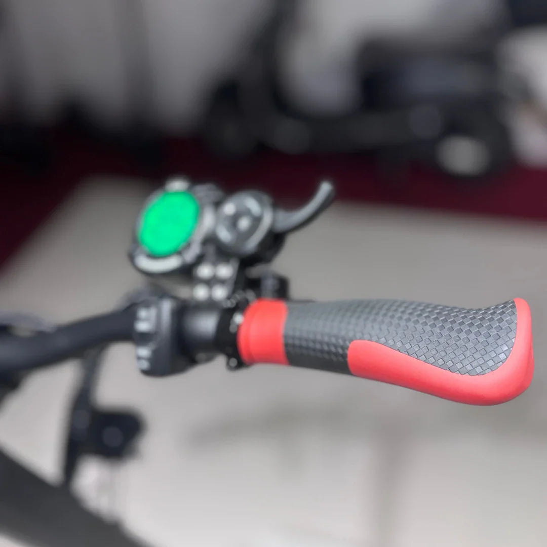 Izdelek na sliki je električni skiro, model Eco Speed 9X. Vidni so ročaji skiroja, ki imajo gumirane površine za boljši oprijem, ter del merilnika s svetlo zeleno lučko. Na sliki je tudi del krmila, kar nakazuje na sodobno zasnovo in funkcionalnost skiroja.