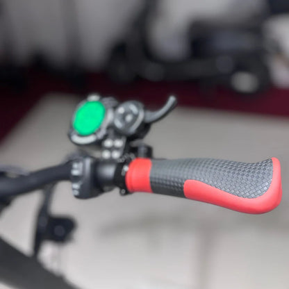 Izdelek na sliki je električni skiro, model Eco Speed 9X. Vidni so ročaji skiroja, ki imajo gumirane površine za boljši oprijem, ter del merilnika s svetlo zeleno lučko. Na sliki je tudi del krmila, kar nakazuje na sodobno zasnovo in funkcionalnost skiroja.