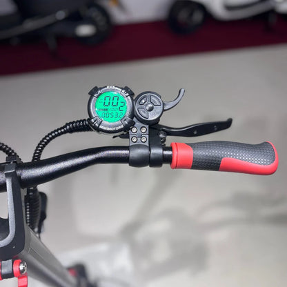 Izdelek je električni skiro, model "Eco Speed 9". Na sliki je prikazan del krmila s digitalnim zaslonom, ki prikazuje hitrost in prevoženo razdaljo. Ročaji so ergonomični, z rdečimi detajli, kar dodaja na estetiki izdelka. Zaslon je osvetljen v zeleni barvi in vključuje gumbe za upravljanje.