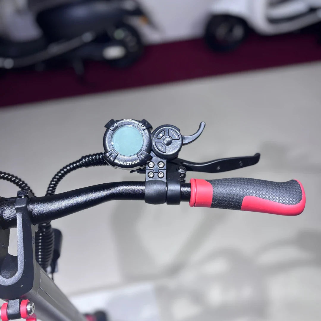 Izdelek na sliki je električni skiro, model "Eco Speed 9". Vidni so krmili s črnim ročajem in rdečim detajlom, ter digitalni zaslon, ki prikazuje informacije o vožnji. Na krmilu je tudi ročica za zaviranje, kar nakazuje na funkcionalnost in nadzor pri vožnji.