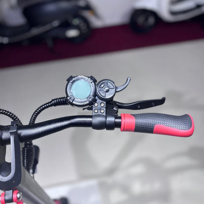 Izdelek na sliki je električni skiro, model "Eco Speed 9". Vidni so krmili s črnim ročajem in rdečim detajlom, ter digitalni zaslon, ki prikazuje informacije o vožnji. Na krmilu je tudi ročica za zaviranje, kar nakazuje na funkcionalnost in nadzor pri vožnji.