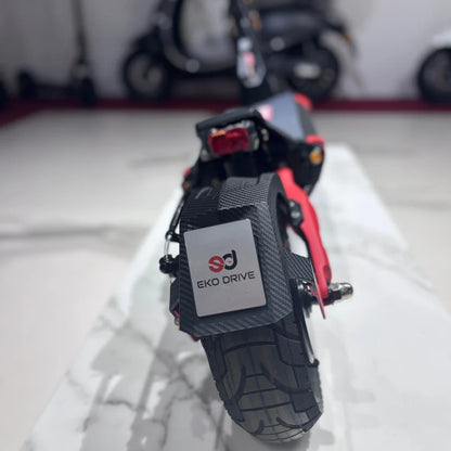 Izdelek na sliki je električni skiro, model "Eco Speed 9", znamke Eko Drive. Na sliki je prikazan zadnji del skiroja, kjer je vidna guma z izrazitim profilom ter oznaka znamke. Skuter ima športen videz in je zasnovan za udobno vožnjo. V ozadju so vidni tudi drugi električni skiroji.