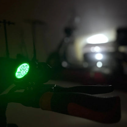 Na sliki je prikazan električni skiro model Eco Speed 9. Vidna je ročica skiroja s digitalnim zaslonom, ki prikazuje hitrost in prevoženo razdaljo. Zaslon sveti z zeleno svetlobo, kar omogoča enostavno branje podatkov tudi v temnejših pogojih. V ozadju je delno vidna tudi zasnova skiroja.