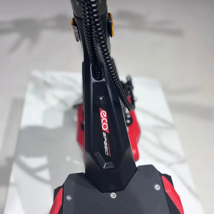 Na sliki je električni skiro model Eco Speed 9. Vidna je njegova zasnova, ki vključuje črno in rdečo barvno kombinacijo ter logotip "eco speed" na okvirju. Skira je opremljen z udobno stopalno površino in kabli, ki so urejeno nameščeni, kar prispeva k estetiki in funkcionalnosti izdelka.