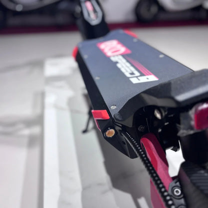 Izdelek na sliki je električni skiro, model Eco Speed 9. Vidna je podrobnost na platformi skiroja, ki ima teksturirano površino za boljši oprijem, ter rdeče detajle, ki dodajajo estetski element. Na sliki so tudi vidni deli mehanizma, kar nakazuje na robustno konstrukcijo skiroja.