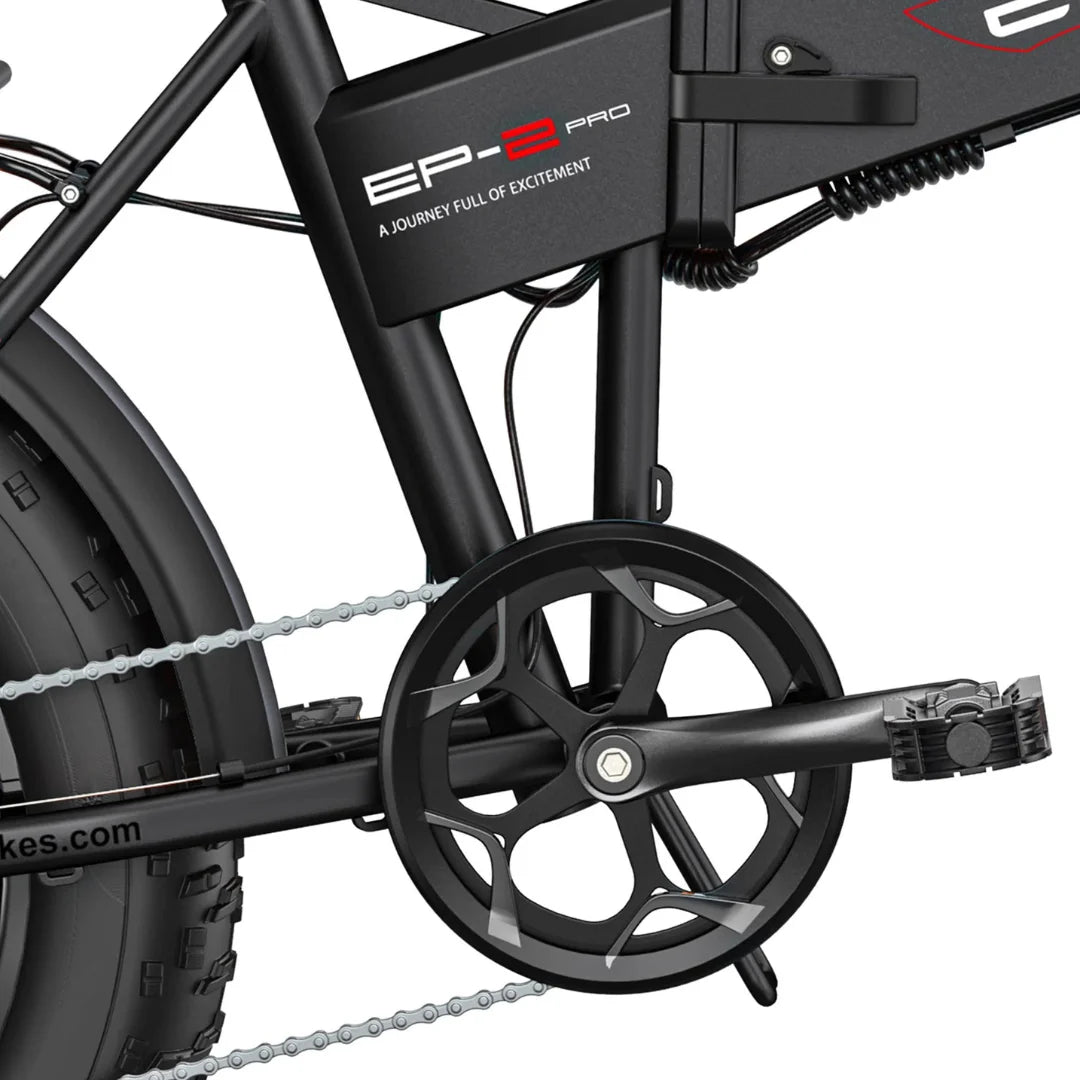 Od blizu posnet pedal in komponente pogonskega sklopa električnega kolesa Engwe EP-2 Pro.