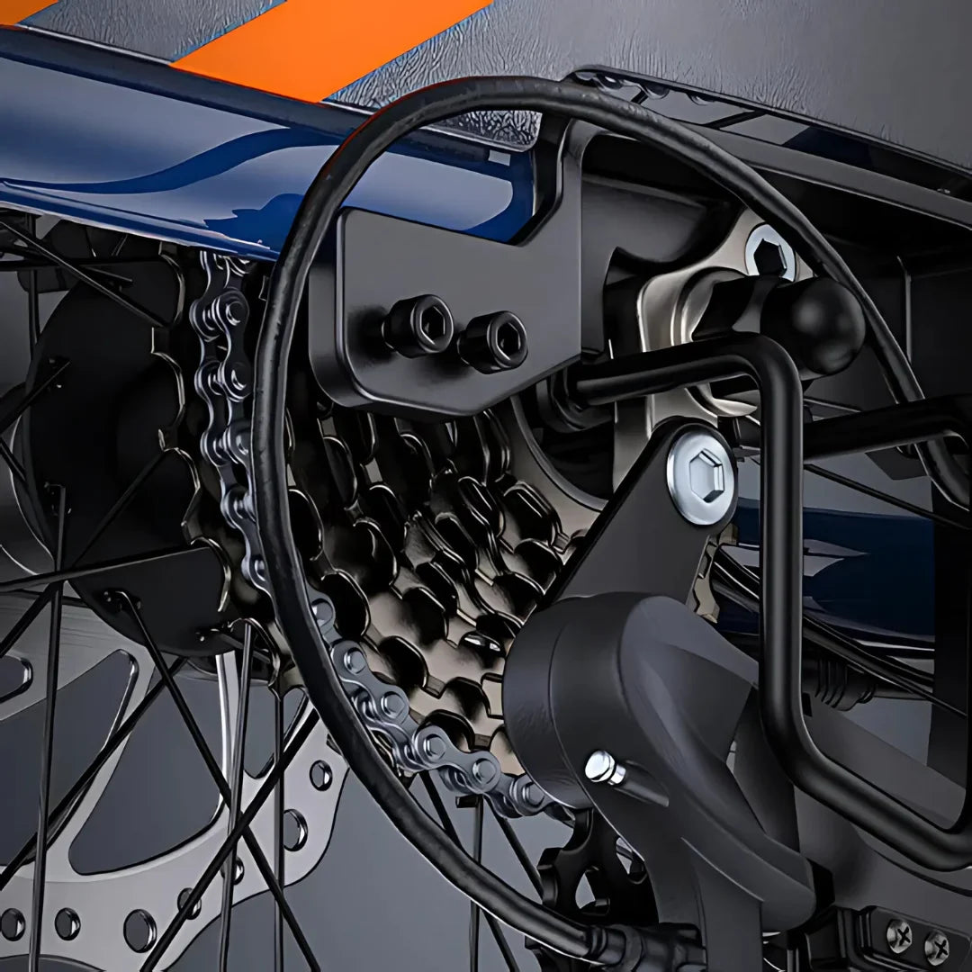 Izdelek je električno kolo, model Engwe LE20. Na sliki je prikazan del zadnjega kolesa, kjer so vidni verižnik, menjalnik in del sistema za prenos moči. Barvna kombinacija vključuje modro in oranžno, kar doda dinamičen videz.