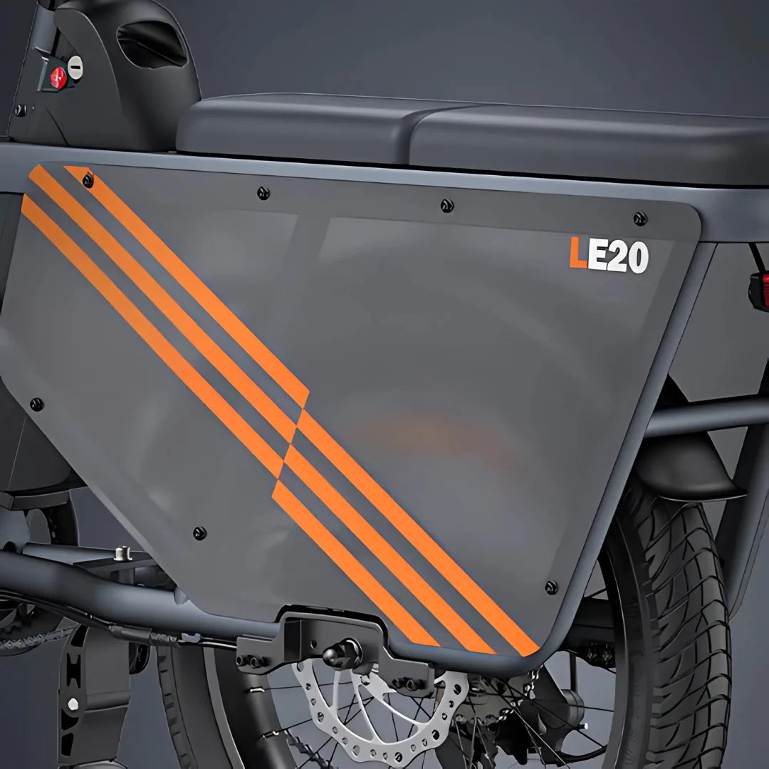 Izdelek na sliki je električno kolo, znamke Engwe, model LE20. Na sliki je prikazana stranska površina kolesa, ki ima moderno obliko z grafičnimi elementi v oranžni barvi. Vidna je tudi struktura okvirja in del zavornega sistema, kar nakazuje na robustno zasnovo kolesa.