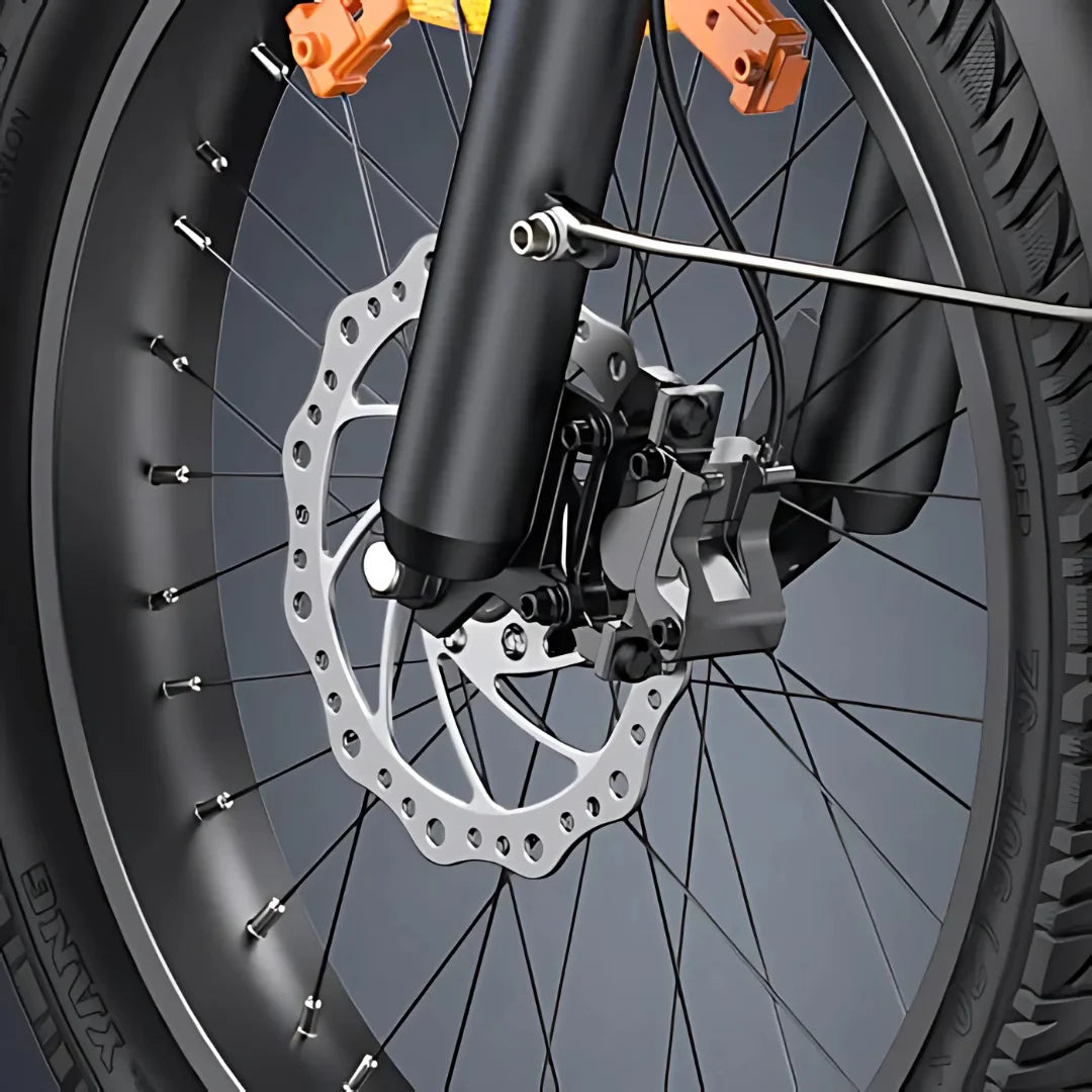 Izdelek je električno kolo, znamke Engwe, model LE20. Na sliki je prikazan del sprednjega kolesa, vključno s disk zavornim sistemom, vilicami in pnevmatiko. Vidni so tudi detajli, kot so navoji in povezave, kar nakazuje na robustno konstrukcijo kolesa.