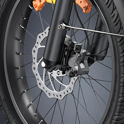 Izdelek je električno kolo, znamke Engwe, model LE20. Na sliki je prikazan del sprednjega kolesa, vključno s disk zavornim sistemom, vilicami in pnevmatiko. Vidni so tudi detajli, kot so navoji in povezave, kar nakazuje na robustno konstrukcijo kolesa.