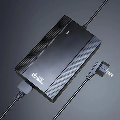 Na sliki je prikazan polnilec za električno kolo, model Engwe LE20. Znamka je Engwe, ki je znana po svojih električnih kolesih. Polnilec je črne barve, z elegantnim dizajnom in kablom, ki se povezuje v električno omrežje. Na sprednji strani polnilca je vidna lučka, ki verjetno kaže stanje polnjenja.