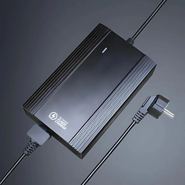 Na sliki je prikazan polnilec za električno kolo, model Engwe LE20. Znamka je Engwe, ki je znana po svojih električnih kolesih. Polnilec je črne barve, z elegantnim dizajnom in kablom, ki se povezuje v električno omrežje. Na sprednji strani polnilca je vidna lučka, ki verjetno kaže stanje polnjenja.