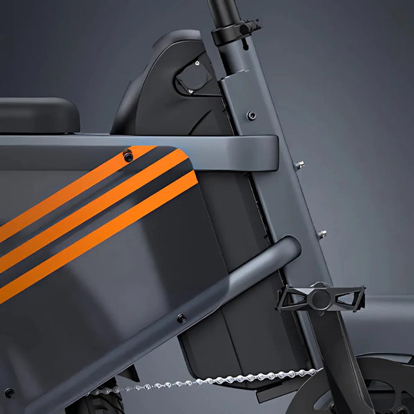 Izdelek na sliki je električno kolo znamke Engwe, model LE20. Na sliki je del okvirja kolesa, ki vključuje baterijo, ki je vgrajena v okvir, ter nekaj detajlov, kot so črne in oranžne črte na barvni površini. Vidna je tudi veriga in del pedalov, kar nakazuje na funkcionalnost kolesa.