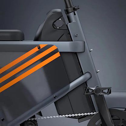 Izdelek na sliki je električno kolo znamke Engwe, model LE20. Na sliki je del okvirja kolesa, ki vključuje baterijo, ki je vgrajena v okvir, ter nekaj detajlov, kot so črne in oranžne črte na barvni površini. Vidna je tudi veriga in del pedalov, kar nakazuje na funkcionalnost kolesa.