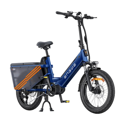 Izdelek na sliki je električno kolo, znamke Engwe, model E20. Kolo ima kompakten dizajn, s širokimi pnevmatikami in dodatnim prostorom za prtljago na zadnjem delu. Vidni so tudi krmilo, sedež in pedala, kar nakazuje na funkcionalnost in udobje pri vožnji. Barvna kombinacija modre in oranžne dodaja sodoben videz.