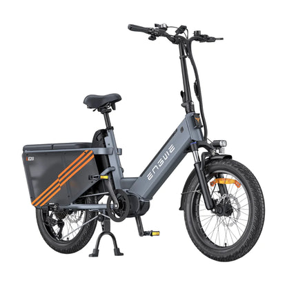 Izdelek na sliki je električno kolo, znamke Engwe, model LE20. Kolo ima kompakten dizajn s širokimi pnevmatikami in dodatnim prostorom za prtljago na zadnjem delu. Na sliki so vidni tudi ročaji, sedež in lučka spredaj, kar nakazuje na funkcionalnost in udobje pri vožnji.