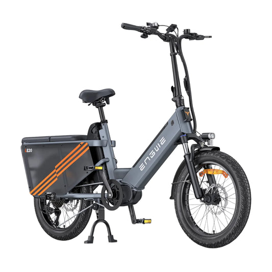 Izdelek na sliki je električno kolo, znamke Engwe, model LE20. Kolo ima kompakten dizajn s širokimi pnevmatikami in dodatnim prostorom za prtljago na zadnjem delu. Na sliki so vidni tudi ročaji, sedež in lučka spredaj, kar nakazuje na funkcionalnost in udobje pri vožnji.