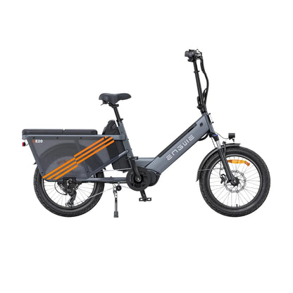 Izdelek je električno kolo znamke Engwe, model E20. Na sliki je vidno kolo s kompaktnim dizajnom, opremljeno z robustnim okvirjem v sivi barvi in oranžnimi detajli. Ima široko zadnje kolo in prostoren prtljažnik, kar omogoča udobno vožnjo in prevoz stvari. Kolo je zasnovano za mestno vožnjo in nudi praktičnost ter udobje.