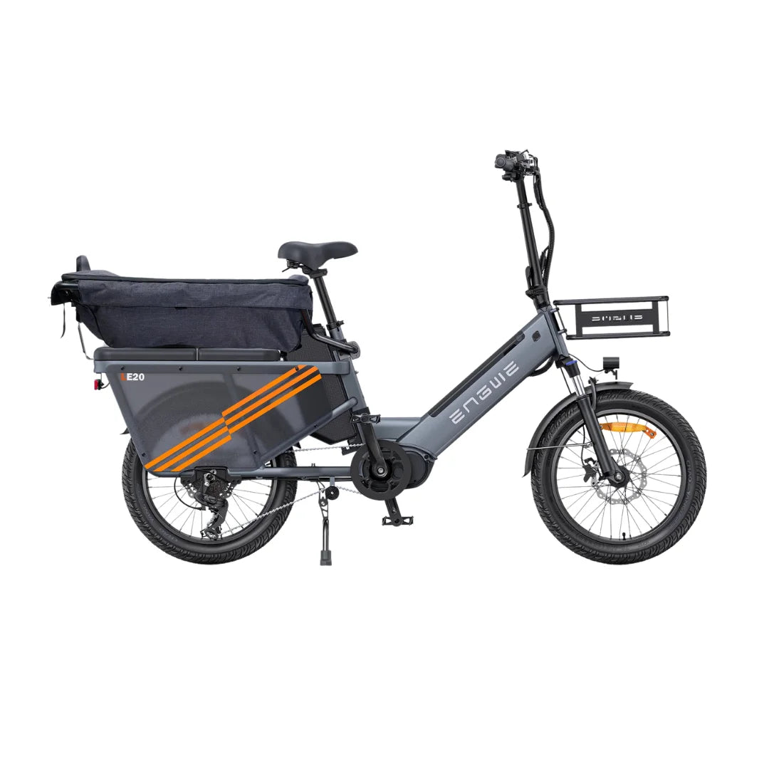 Izdelek na sliki je električno kolo, model Engwe LE20. Kolo ima robustno zasnovo z dodatnim prostorom za prtljago na zadnjem delu, kar omogoča udobno prevoz večjih predmetov. Barvna kombinacija vključuje temno sivo barvo s svetlo oranžnimi detajli, kar daje modern videz. Na sprednjem delu je tudi nosilec za dodatno opremo.
