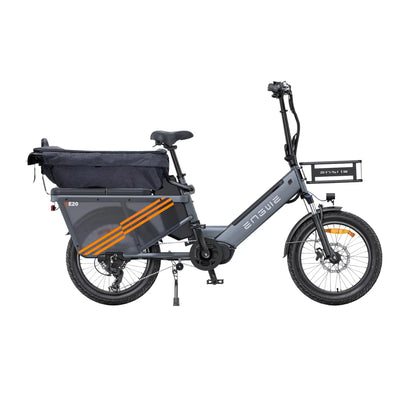 Izdelek na sliki je električno kolo, model Engwe LE20. Kolo ima robustno zasnovo z dodatnim prostorom za prtljago na zadnjem delu, kar omogoča udobno prevoz večjih predmetov. Barvna kombinacija vključuje temno sivo barvo s svetlo oranžnimi detajli, kar daje modern videz. Na sprednjem delu je tudi nosilec za dodatno opremo.
