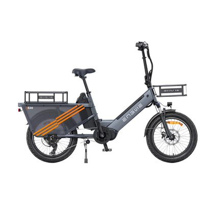 Izdelek na sliki je električno kolo znamke Engwe, model E20. Kolo ima kompakten dizajn z nizkim okvirjem, kar olajša dostopnost. Na sliki so vidni tudi dodatni nosilci za prtljago na zadnjem delu kolesa, kar omogoča prevoz različnih predmetov. Barvna kombinacija vključuje sivo barvo s svetlo oranžnimi detajli. Kolo je opremljeno z električnim motorjem, kar omogoča enostavno in udobno vožnjo.
