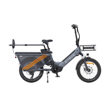 Izdelek na sliki je električno kolo znamke Engwe, model E20. Kolo ima kompakten dizajn in je opremljeno s široko zadnjo košaro, kar omogoča prevoz različnih predmetov. Na sliki so vidni tudi široki pnevmatiki in udobno sedežno mesto, kar nakazuje na udobno vožnjo. Barvna kombinacija vključuje sivo telo z oranžnimi detajli.