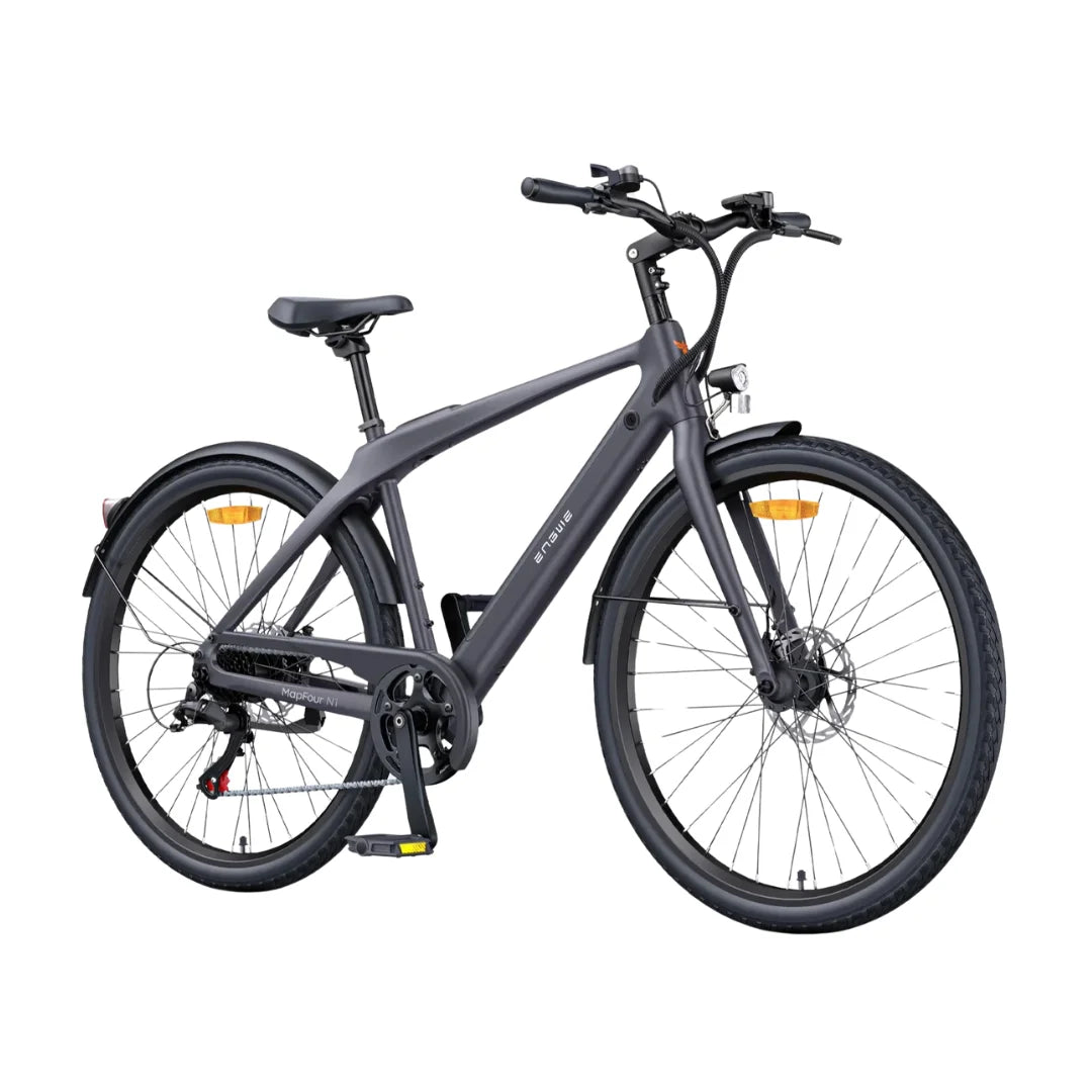 Izdelek je električno kolo, znamke Engwe, model Mapfour N1. Na sliki je vidno moderno zasnovano kolo s črnim okvirjem, širokimi pnevmatikami in udobnim sedežem. Kolo ima tudi sprednje in zadnje luči ter ročice za prestavljanje, kar nakazuje na njegovo funkcionalnost in udobje pri vožnji.