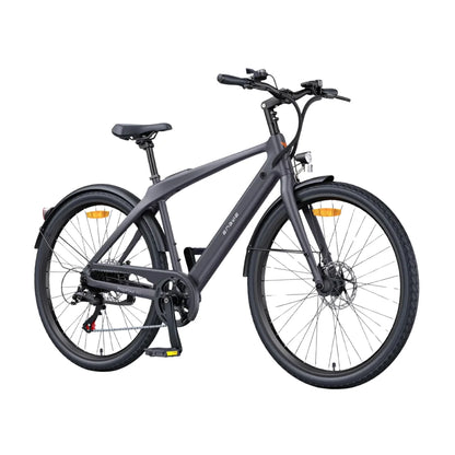 Izdelek je električno kolo, znamke Engwe, model Mapfour N1. Na sliki je vidno moderno zasnovano kolo s črnim okvirjem, širokimi pnevmatikami in udobnim sedežem. Kolo ima tudi sprednje in zadnje luči ter ročice za prestavljanje, kar nakazuje na njegovo funkcionalnost in udobje pri vožnji.