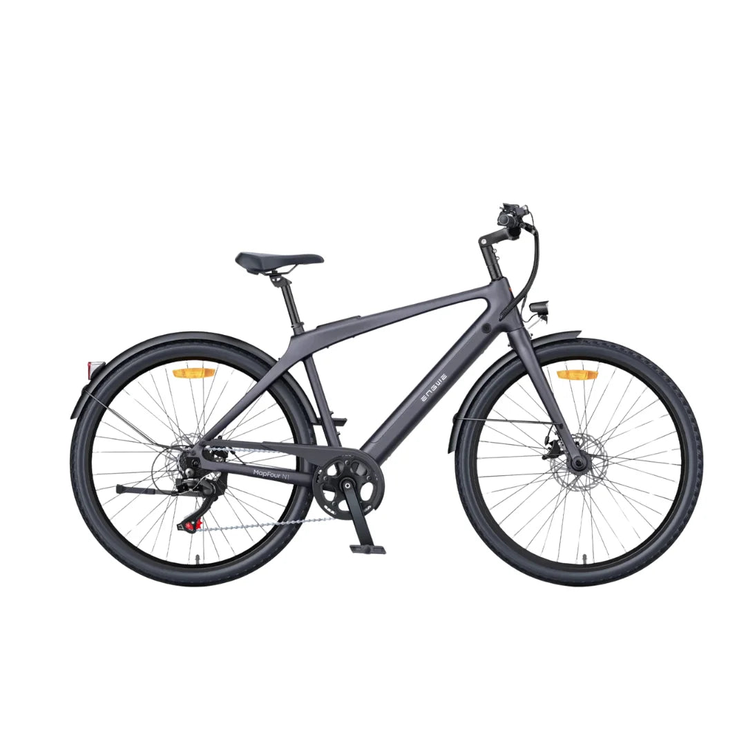 Izdelek na sliki je električno kolo, znamke Engwe, model MapFour N1 Air. Kolo ima moderno zasnovo s črnim okvirjem, širokimi pnevmatikami in diskastimi zavorami. Vidna je tudi udobna sedežna površina ter krmilo z ročkami za nadzor. Na zadnjem delu kolesa je nameščen blatnik, kar kaže na praktičnost za vožnjo v različnih vremenskih razmerah.