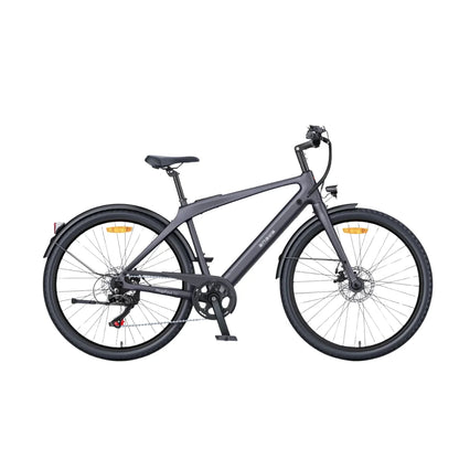 Izdelek na sliki je električno kolo, znamke Engwe, model MapFour N1 Air. Kolo ima moderno zasnovo s črnim okvirjem, širokimi pnevmatikami in diskastimi zavorami. Vidna je tudi udobna sedežna površina ter krmilo z ročkami za nadzor. Na zadnjem delu kolesa je nameščen blatnik, kar kaže na praktičnost za vožnjo v različnih vremenskih razmerah.