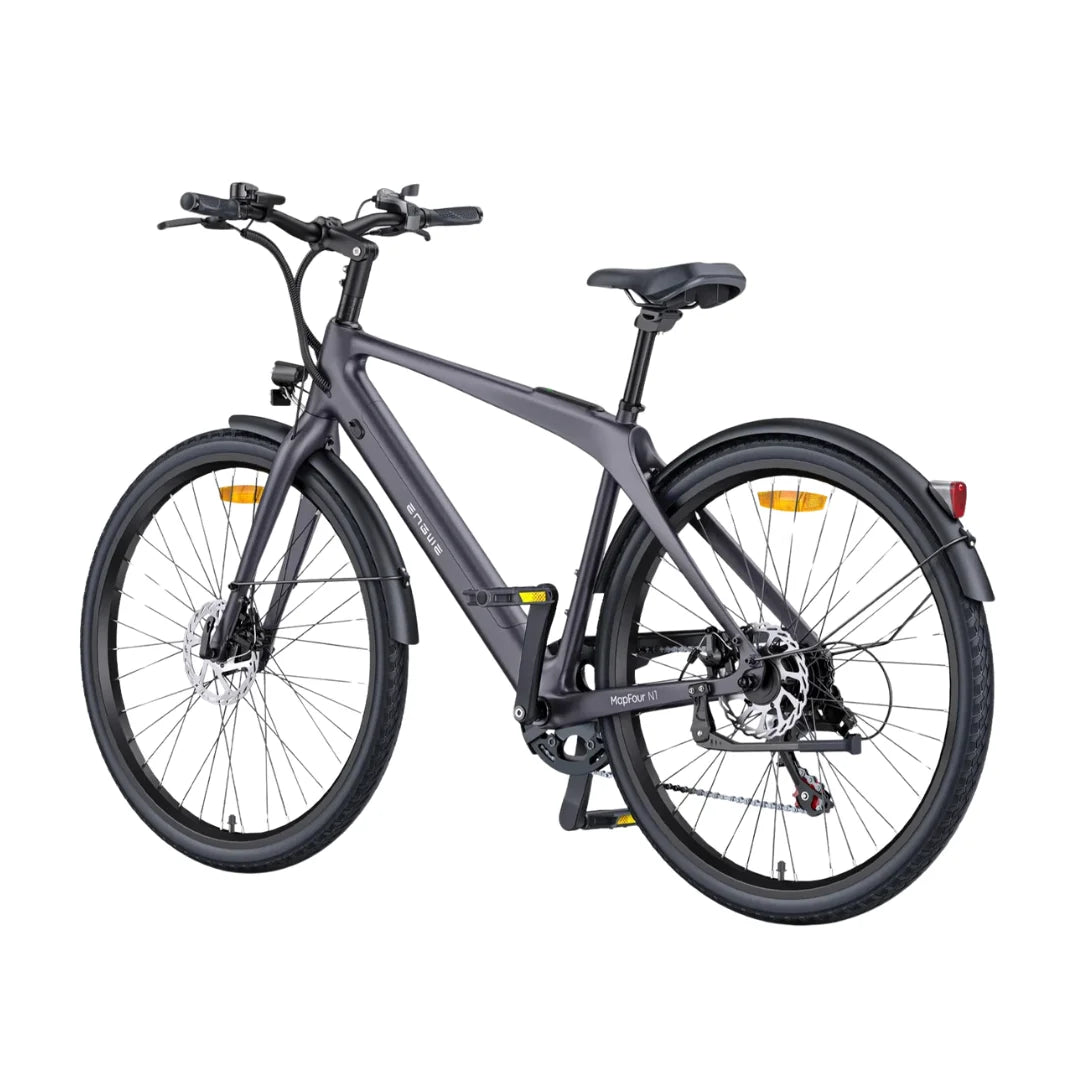 Izdelek na sliki je električno kolo znamke Engwe, model MapFour N1. Na sliki je vidno moderno električno kolo s športnim okvirjem, širokimi pnevmatikami in disk zavorami. Kolo ima tudi dodatno opremo, kot so blatniki in ergonomično oblikovan sedež, kar ga naredi primernega za mestno vožnjo in daljše izlete.